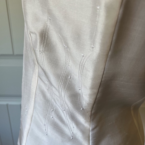 Elegant silk Cream Sleeveless Blouse - Picture 6 of 10